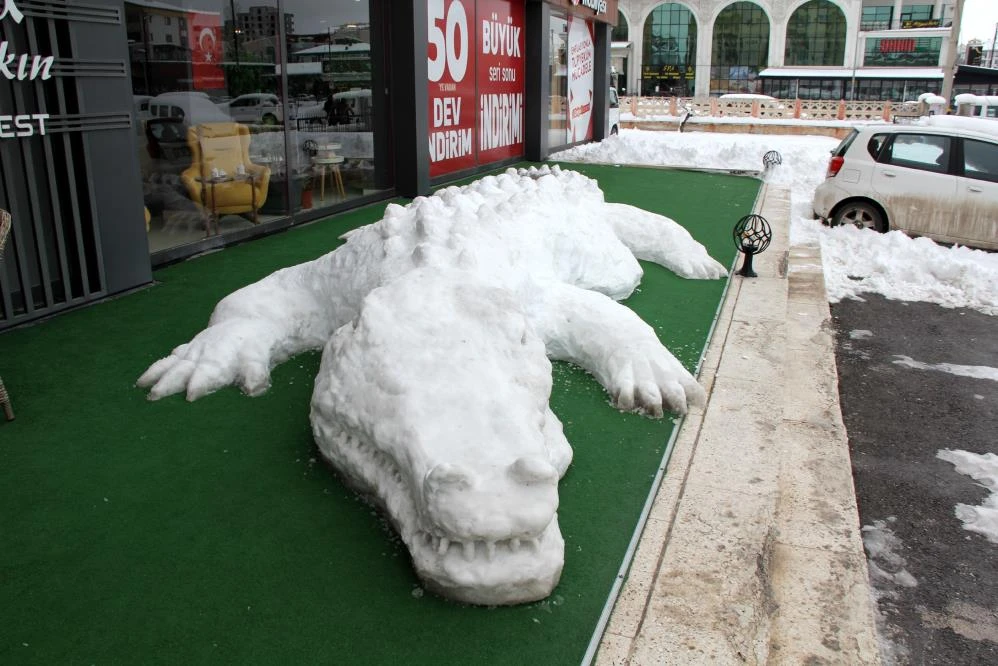 Görenler dönüp bir daha baktı! Yapımı 6 saat sürdü, tam 11 metre uzunluğunda...